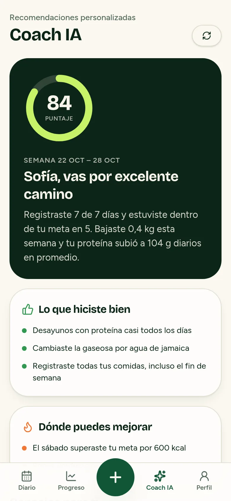 Pantalla del coach IA de FotoCal con puntaje semanal y consejos